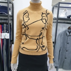 까스텔바작  여성 얼굴 패턴 터틀넥 풀오버 (BG9WSW711)