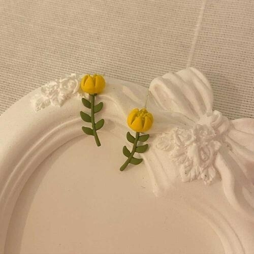 텐바이텐  봄밤달  노란 꽃 한 송이 귀걸이  은침