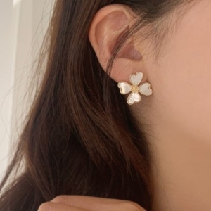 텐바이텐  웨딩 귀찌가능 자개꽃 네잎클로버 혼주 한복 귀찌 귀걸이