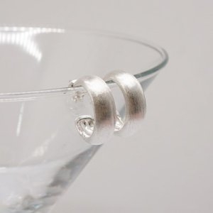 텐바이텐  아뮤엘 925 lver 샌딩 반달 이어링 AMUE5239