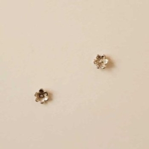 텐바이텐  봄밤달 국화 꽃송이 귀걸이 lver 925