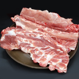 퀸미트  국내산 얼리지 않은 냉장 돼지등뼈 2kg내외 / 생등뼈 목뼈부터 척추뼈까지 돼지 반마리분