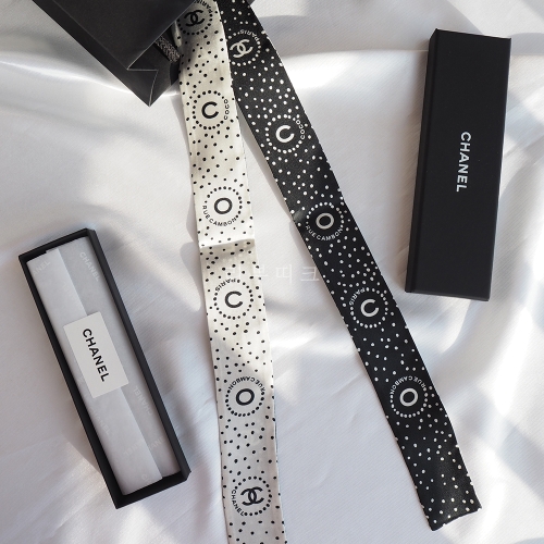 샤넬 CC 로고 트윌리 도트 실크 스카프 방도 블랙 화이트 AA9043