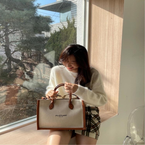 질스튜어트 ACC JABA3E330 로젤라리브레 14인치 노트북 수납 가능 아이보리 캔버스 북토트백