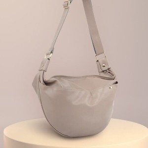 오너클랜 가벼운 반달 모양 합피 여성 캐쥬얼 크로스 가방 W8DA512