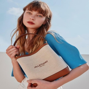 질스튜어트 뉴욕 액세서리 JABA3F649I2 뉴페이퍼 베이지 캔버스 버킷백