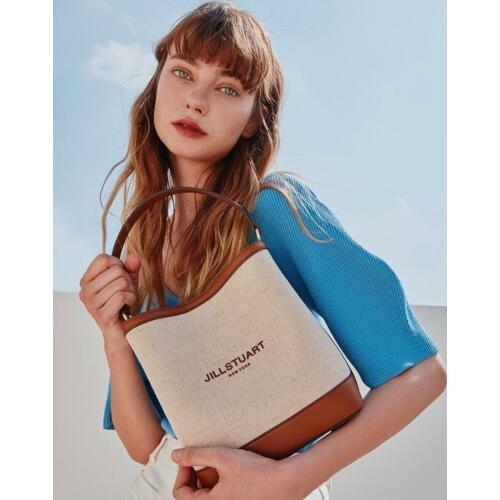 질스튜어트 ACC JABA3F649 뉴페이퍼 베이지 캔버스 버킷백 M