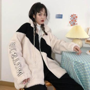 보스 여자양털집업 뽀송한 촉감 미들 길이감 오버핏 턴 영문 S10922121