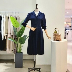 포커스 DB_ 헤나 플리츠 카라넥 롱원피스 22FF2I7OP01794