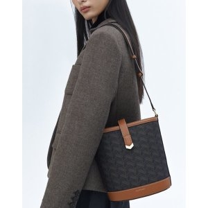 질스튜어트 뉴욕 JABA4E301 로젤라칠링 V장식 포인트 로젤라 칠링 패턴 버킷형 숄더백