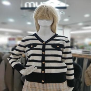 무자크 세이브존09 W/S 브이넥 배색 니트티 W/S 브이넥 배색 단가라 단추장식포 S11908002