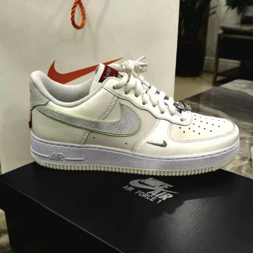 나이키 에어 포스 1 로우 이어 오브 더 드래곤 용의 해 CNY 2024 FZ5052-131 데일리슈즈 한정판