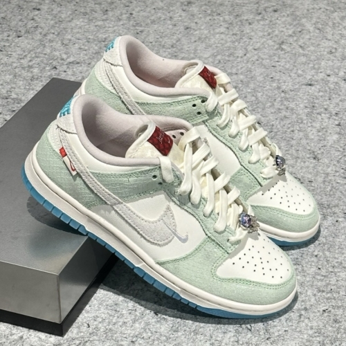 나이키 덩크 로우 LX 저스트 두 잇 세일 CNY 용의 해 2024 우먼스 FZ5065-111 한정판 데일리슈즈