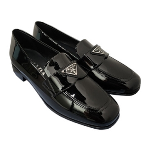 프라다 더팩토리 여성 삼각 로고 브러시드 페이턴트 가죽 로퍼 1D276N