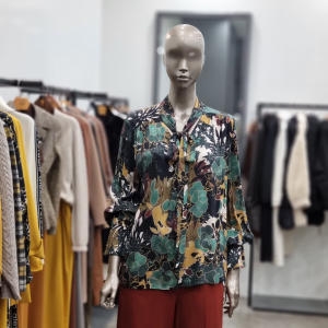 제시뉴욕 프린트 타이 블라우스 MBA-NRBR251S-블랙