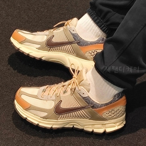 나이키 줌 보메로 5 샌드드리프트 FZ5051-121