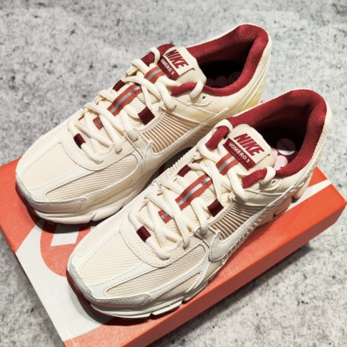 나이키 줌 보메로 5 발렌타인 데이 우먼스 HF0737-111 데일리슈즈 한정판 운동화