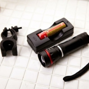 셀러허브  OF0MQ224 휴대 간편 소형 배터리 충전 줌라이트 손전등