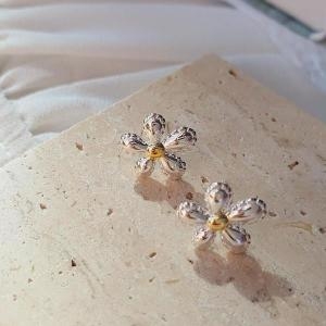 셀러허브  여자 클래식 귀걸이 꽃무늬 실버 단정한 귀걸이 S12393354