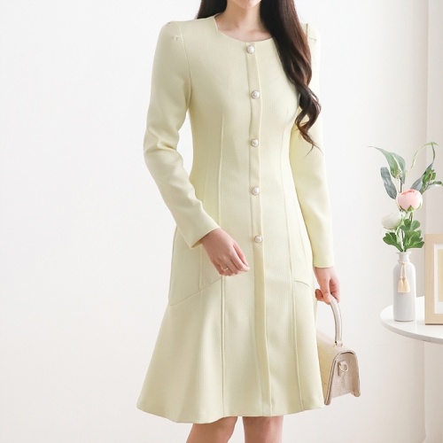 모리스커밍홈 로맨틱 진주버튼 절개라인 플레어 원피스_M2402OP033A