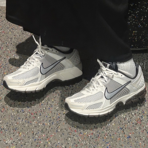 나이키 줌 보메로 5 오프 화이트 크림 다크 브라운 FJ2028-001