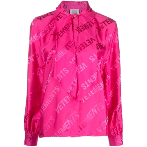  VETEMENTS 로고 자카드 타이 넥 셔츠 WE54SH100H T