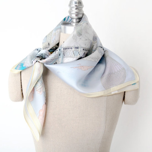 더로라 64정사각 실크스카프 회블루 제국 S24019