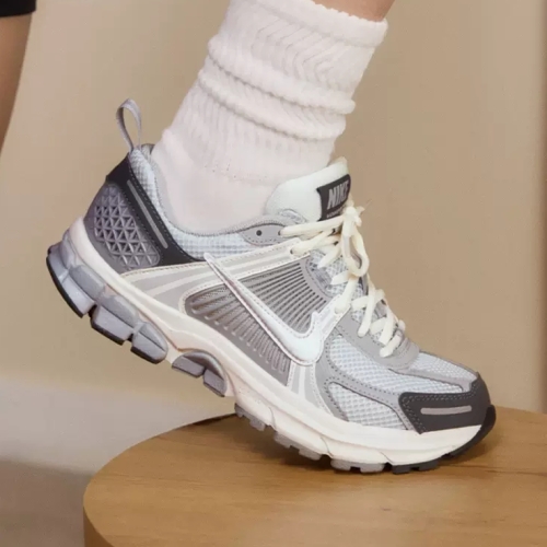 나이키 줌 보메로 5 퓨어 플래티넘 그레이 GS HF6998-002 한정판 운동화