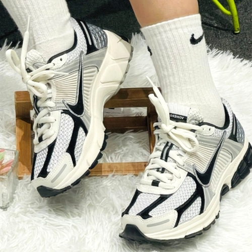 나이키 우먼스 에어 줌 보메로 5 포톤 더스트 팬텀 블랙 HQ1182-001