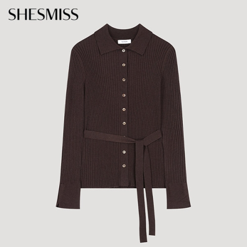 쉬즈미스 여성 벨티드 버튼 카라 니트 SSKPOO32050