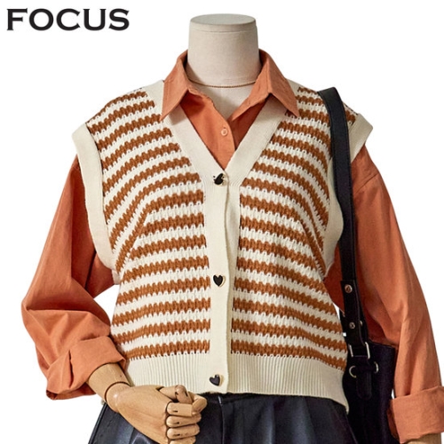 포커스 하트단추 니트조끼_FF4H7VT0014