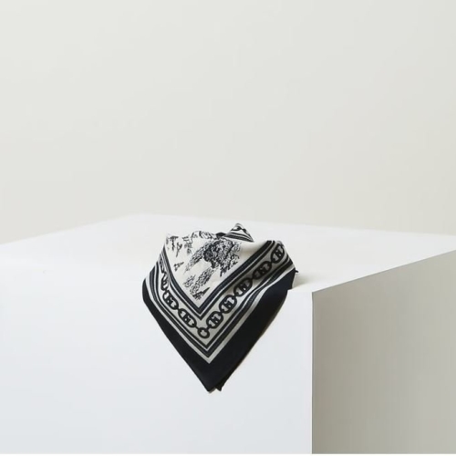 헤지스 ACC 화이트 프린트 면 손수건 HILG5E531N2