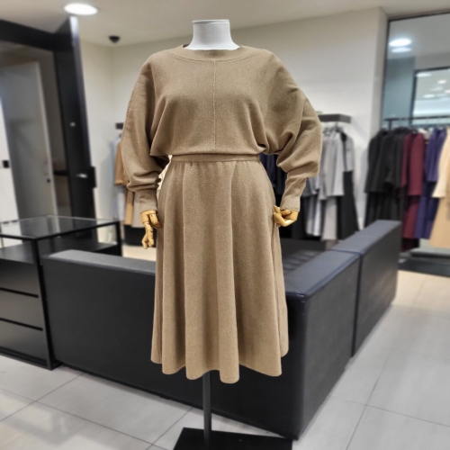 더아이잗컬렉션 라운드넥 니트 원피스 CPAA1OP381