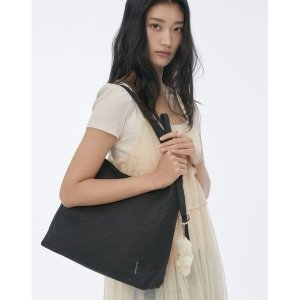 질스튜어트 JABA5E200 보우백 블랙 나일론 리본 포인트 빅 숄더백