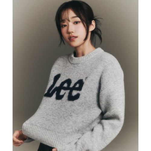 LEE 리 착장 부클 빅 트위치 로고 니트 라이트 그레이 LE2403KT02LG 566381
