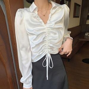 사틴 셔링 볼륨 크롭 블라우스 브이넥 옆지퍼_WFFT5Z2