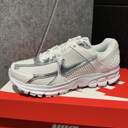 나이키 줌 보메로 5 크롬 토 화이트 스노우 우먼스 HF7723-100 한정판 운동화