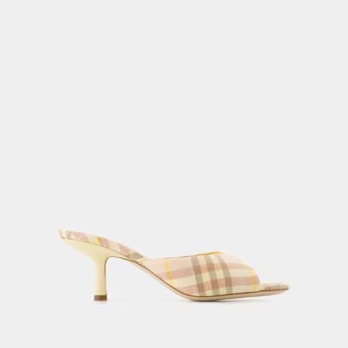 버버리 힐 펌프스 8103146 C1791 TEACUP IP CHECK pink