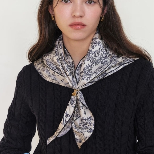 헤지스 ACC 네이비 삼각링 러플 실크 스카프 HISC5E331N2