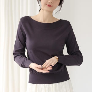 웬디즈갤러리 숄더라인 보트넥 니트 QKN111