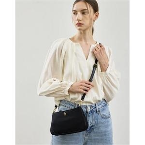 헤지스 ACC 블랙 단색 나일론 미니숄더백_HIWA5E450