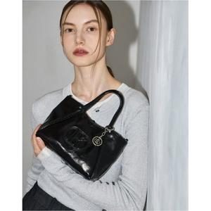 헤지스 ACC HIWA5E550 블랙 로고배색 가죽 미니토트백