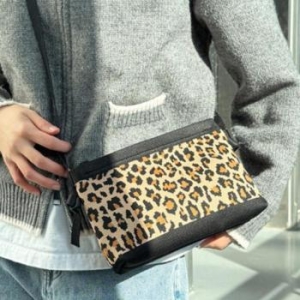 라일리 Rly 니트 크로스백 가방 여성 파우치 스트랩 호피 블랙 32614146