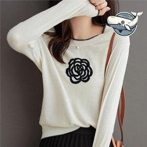 셀러허브 여성 니트 트렌긴팔 탑 화이트 플라워 디자인 봄 S32189395