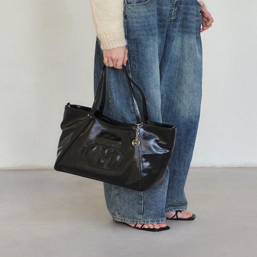 헤지스 H20크링클 시그니처 H 블랙 와이드 유광 쇼퍼백 L_HIBA5F528BK