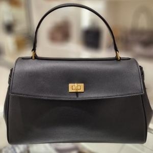 헤지스 블랙 단색 베지터블 소가죽 사첼백_HIBA5F188BK