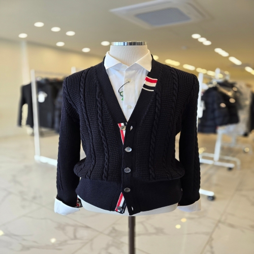 톰브라운 남성 RWB 탭 케이블 니트 가디건 네이비_MKC513A Y1024 415