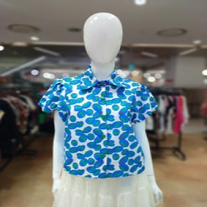 르니앤맥코이 아파벳 패턴 퍼프소매 블라우스MM06BL001