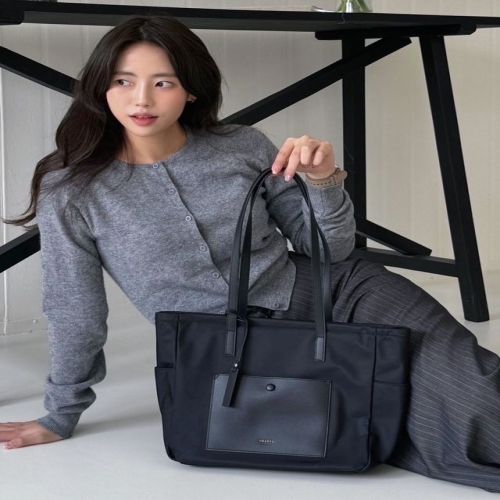 헤지스 ACC 라잇백 블랙 심플 포켓 나일론 탑집 쇼퍼백_HIBA5F952BK