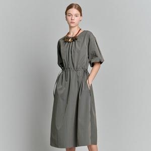 마쟈 셔링 라운드넥 스트링 벌룬소매 롱 원피스 ZE08QP700NA